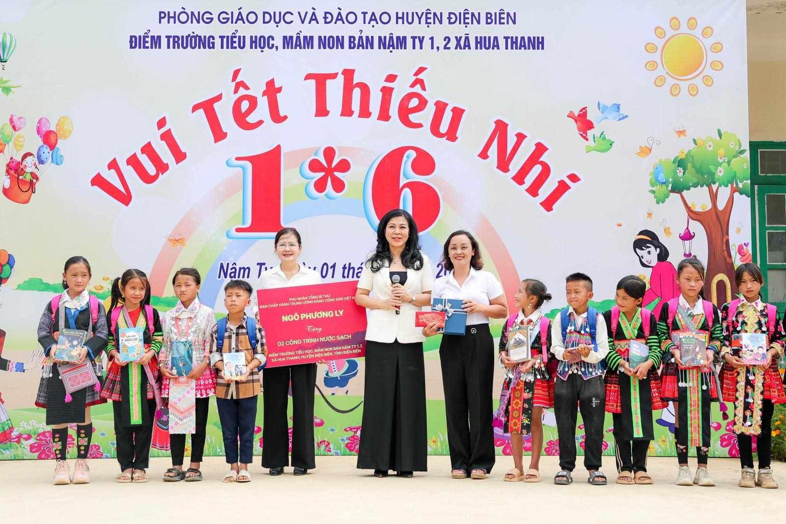 Phu nhân Ngô Phương Ly trao quà cho cô và trò điểm trường mầm non, tiểu học Nậm Ty 1, 2 xã Hua Thanh. Ảnh: Vietnamnet ngophuongly