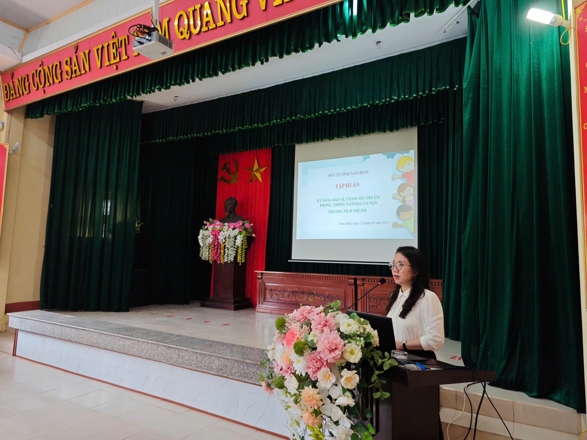 Bà Nguyễn Thu Hiền - Trưởng phòng Dân số Sở Y tế tỉnh Nam Định triển khai các nội dung tập huấn trong Hội nghị tập huấn kiến thức về quyền trẻ em, kỹ năng phòng chống tai nạn thương tích đuối nước cho trẻ em trên địa bàn xã Mỹ Tân, TP. Nam Định. z6664432440724_a986bf8ad8632ea2e18d0ddbd01cbb0a