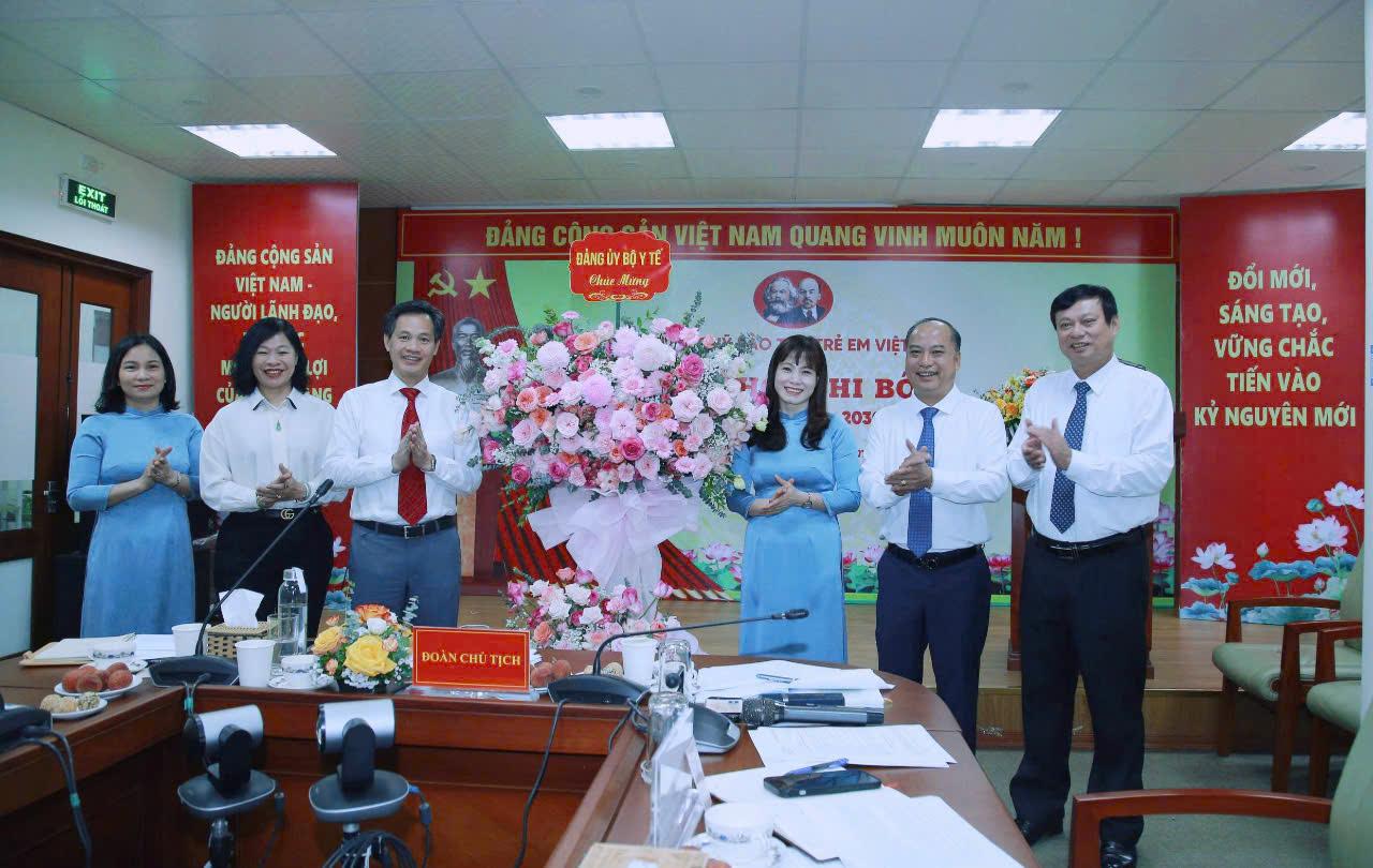 Các đồng chí lãnh đạo Đảng ủy Bộ Y tế tặng hoa chúc mừng Đại hội. Các đồng chí lãnh đạo Đảng ủy Bộ Y tế tặng hoa chúc mừng Đại hội