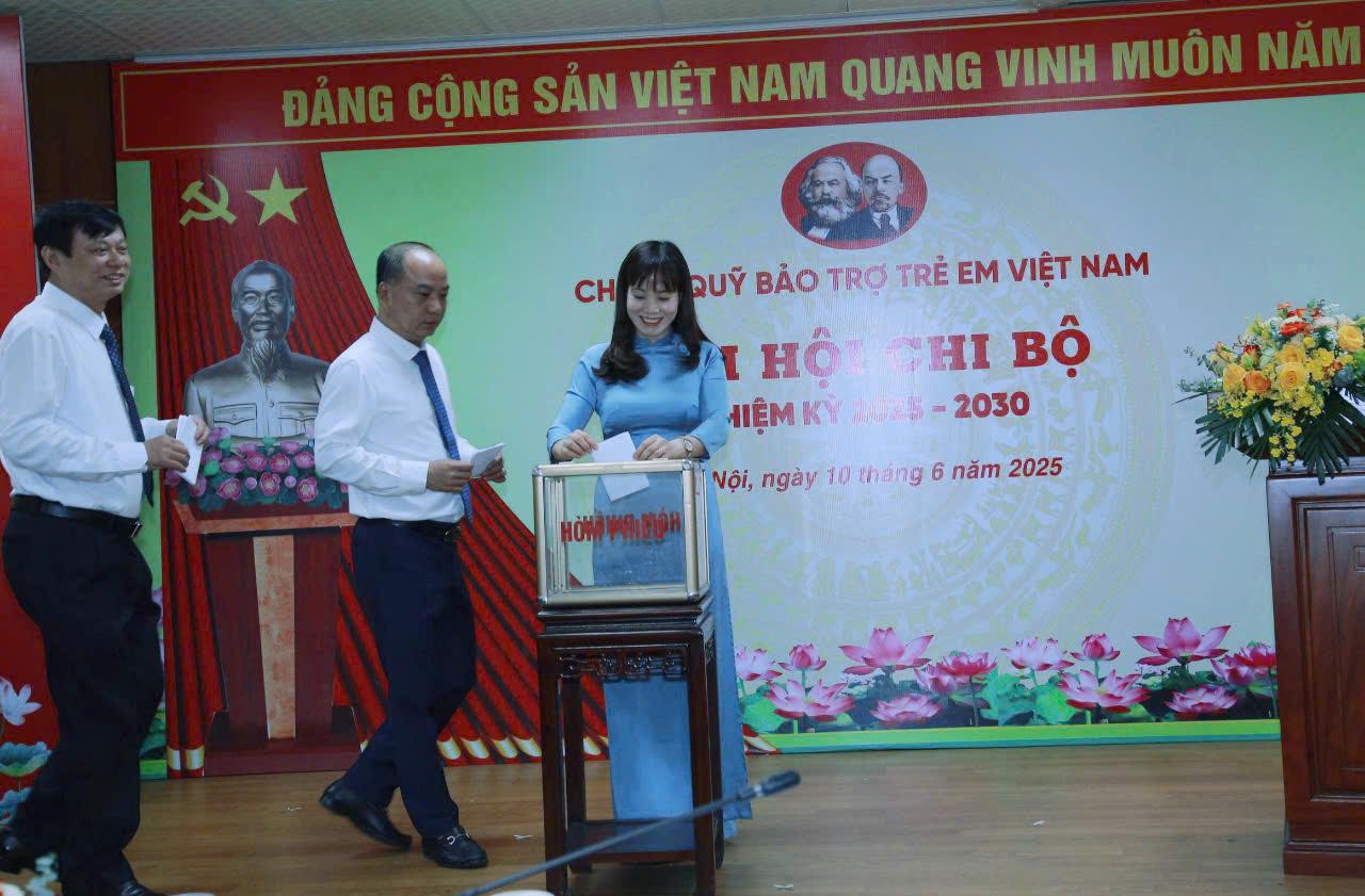 Các đại biểu bỏ phiếu bầu nhân sự cấp ủy nhiệm kỳ 2025-2030 Các đại biểu bỏ phiếu bầu nhân sự cấp ủy nhiệm kỳ 2025-2030