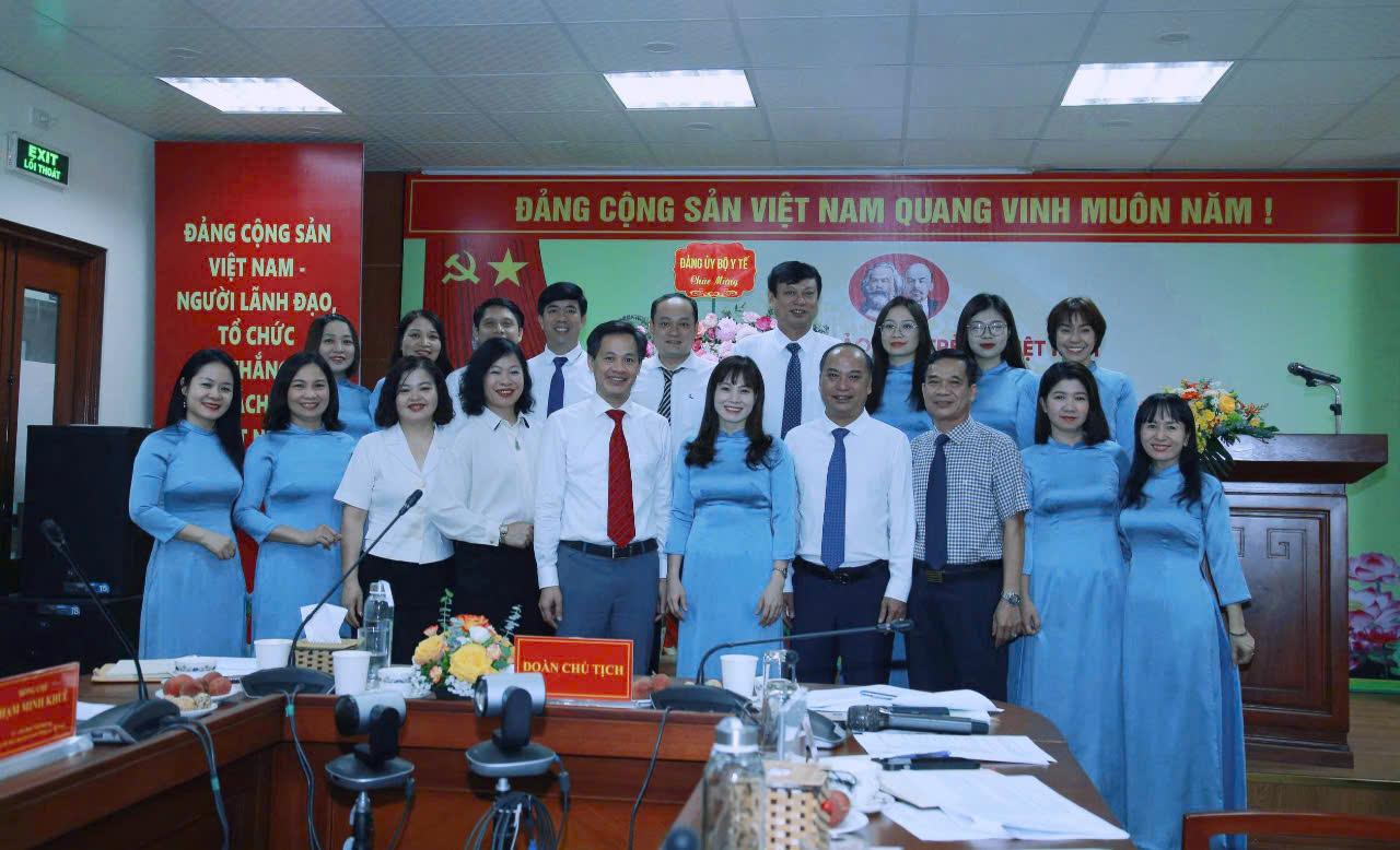 Các đại biểu chụp ảnh lưu niệm. Các đại biểu chụp ảnh lưu niệm.