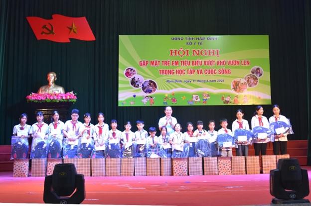 Ông Trần Trung Kiên - Giám đốc Sở Y tế tỉnh Nam Định trao tặng quà cho trẻ em có hoàn cảnh đặc biệt, trẻ em nghèo vượt khó vươn lên. kien