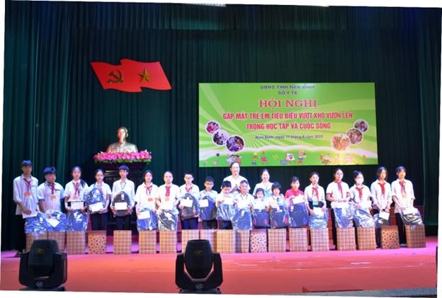 Ông Trần Đăng An, Phó Chủ tịch Ủy ban MTTQ tỉnh Nam Định trao tặng quà cho trẻ em có hoàn cảnh đặc biệt, trẻ em nghèo vượt khó vươn lên. soy