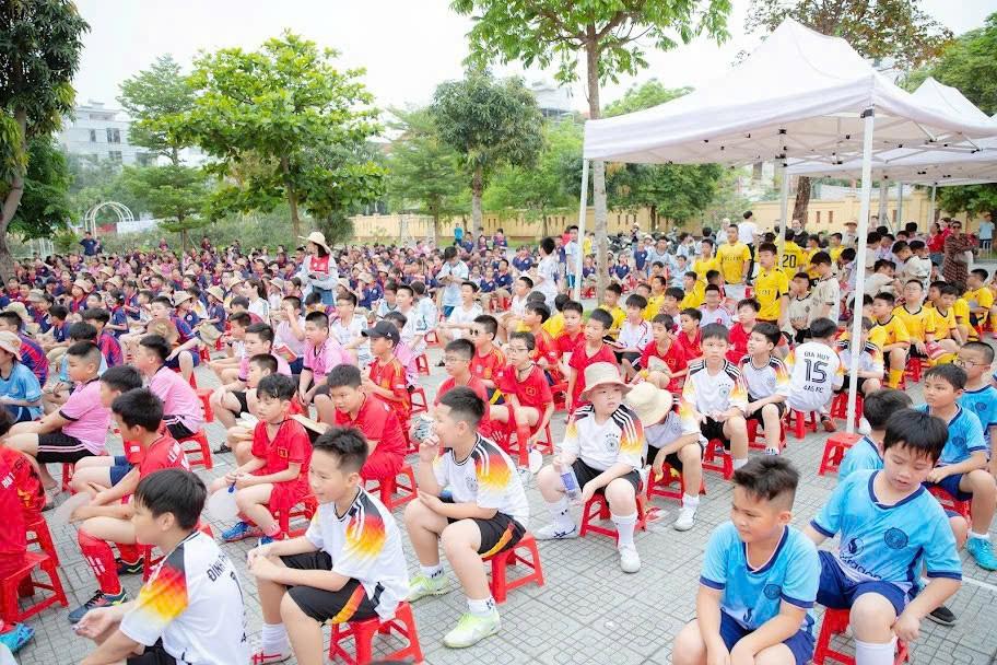 Các em học sinh tiểu học tại thành phố Nam Định tham gia các hoạt động thể thao tại trường. 11