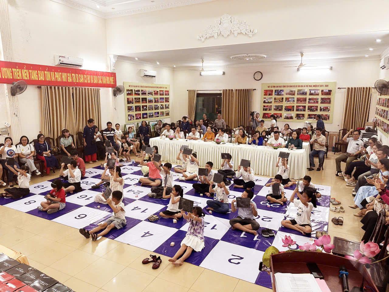 Các em tham gia thi Rung chuông vàng. 1