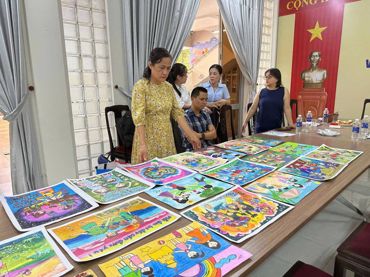Vẽ tranh mang chủ đề 4