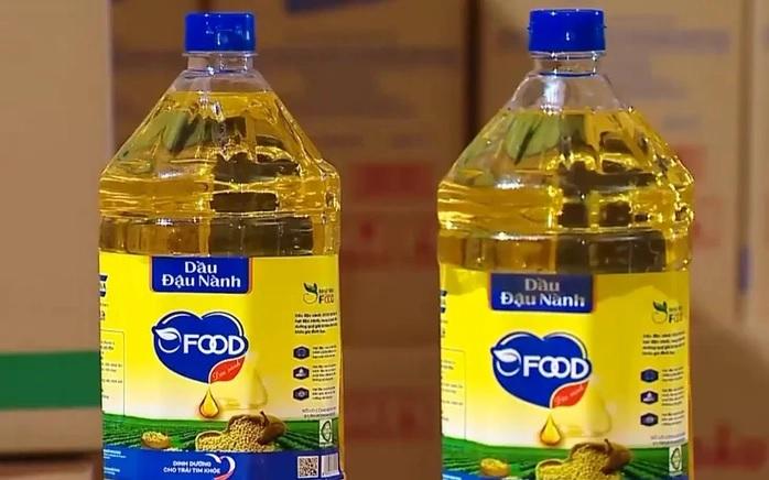 Dầu Ofood được bán cho người dùng nhưng là dầu dùng cho chăn nuôi. Ảnh: VTV dauanofood