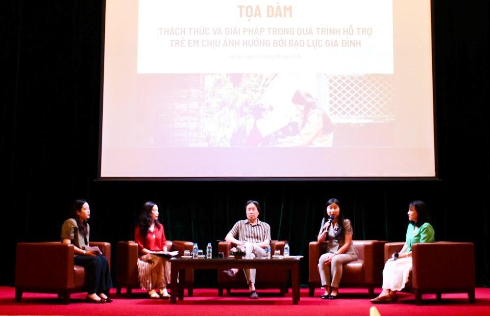 Các đại biểu tham gia buổi tọa đàm. toadam