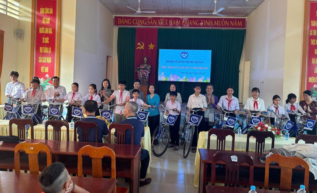 Tặng 24 xe đạp cho 24 học sinh có hoàn cảnh khó khăn. Tặng 24 xe đạp cho 24 học sinh có hoàn cảnh khó khăn
