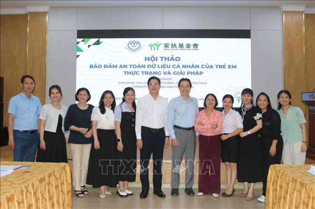 Các đại biểu chụp ảnh lưu niệm tại hội thảo. 1