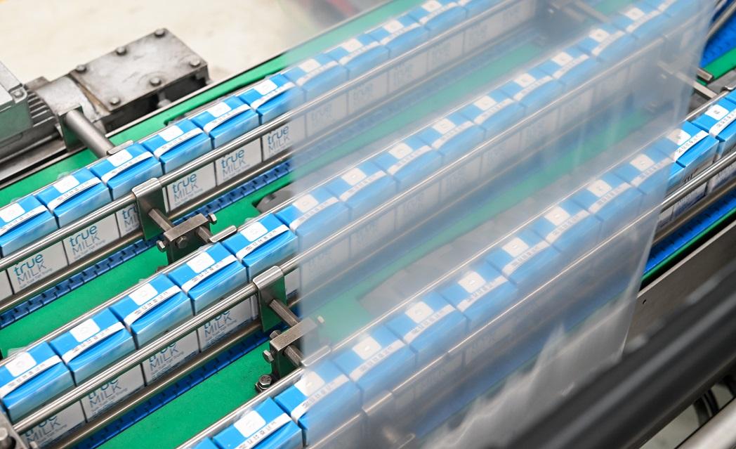 Giảm độ dày màng bọc lốc sữa là một trong những giải pháp của TH nhằm giảm nhựa.