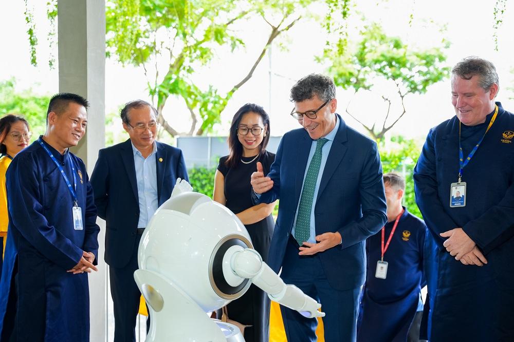 Ông Jonathan Baker - Trưởng Đại diện Văn phòng UNESCO tại Việt Nam trong chuyến thăm Victoria School (6/2024) 4