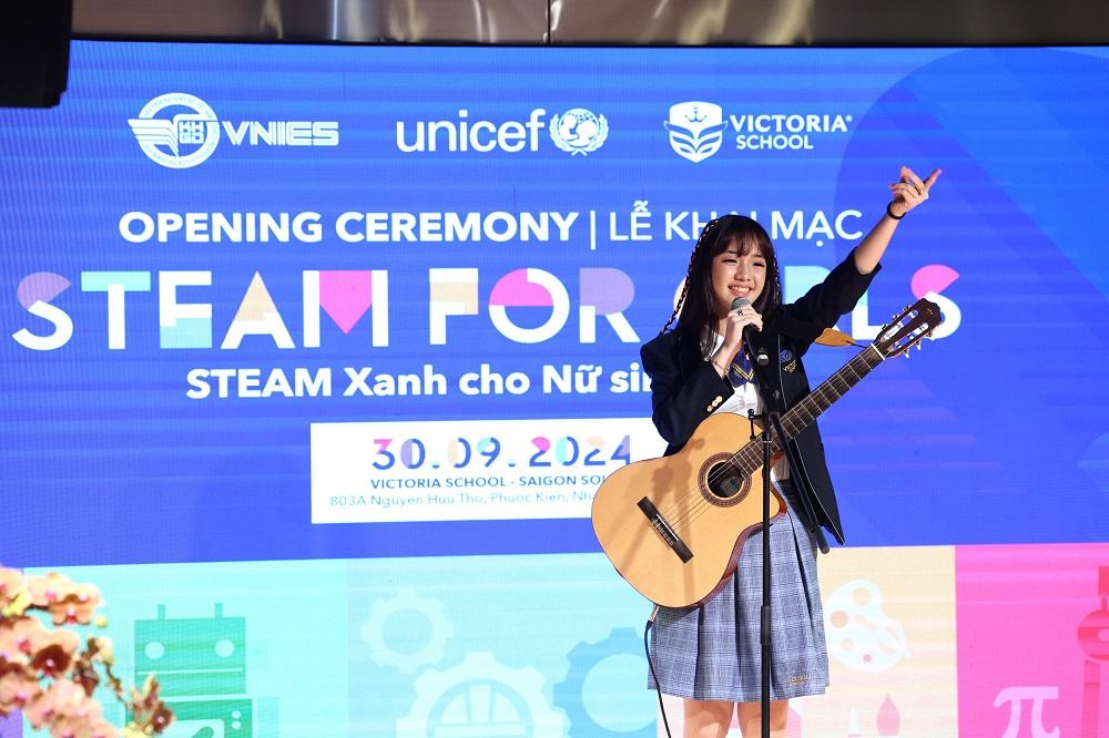 Izara Thiên Nga - Học sinh tài năng biểu diễn tại các hoạt động, sự kiện của trường. Izara Thiên Nga - Học sinh tài năng biểu diễn tại các hoạt động, sự kiện của trường.