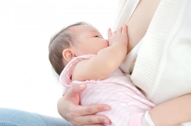 Nên duy trì việc bú mẹ hoàn toàn trong 6 tháng đầu và tiếp tục bú đến 24 tháng tuổi hoặc lâu hơn. Ảnh: IT suame