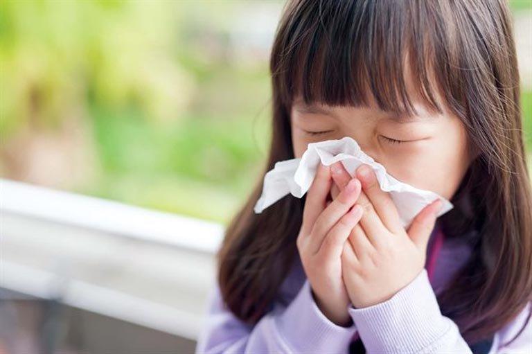 Nếu trẻ có biểu hiện hắt hơi, nghẹt mũi, chảy nước mũi trong kéo dài, ho đêm... hãy đưa trẻ đi khám chuyên khoa Tai mũi họng hoặc Dị ứng miễn dịch. Ảnh minh họa. viemxoang