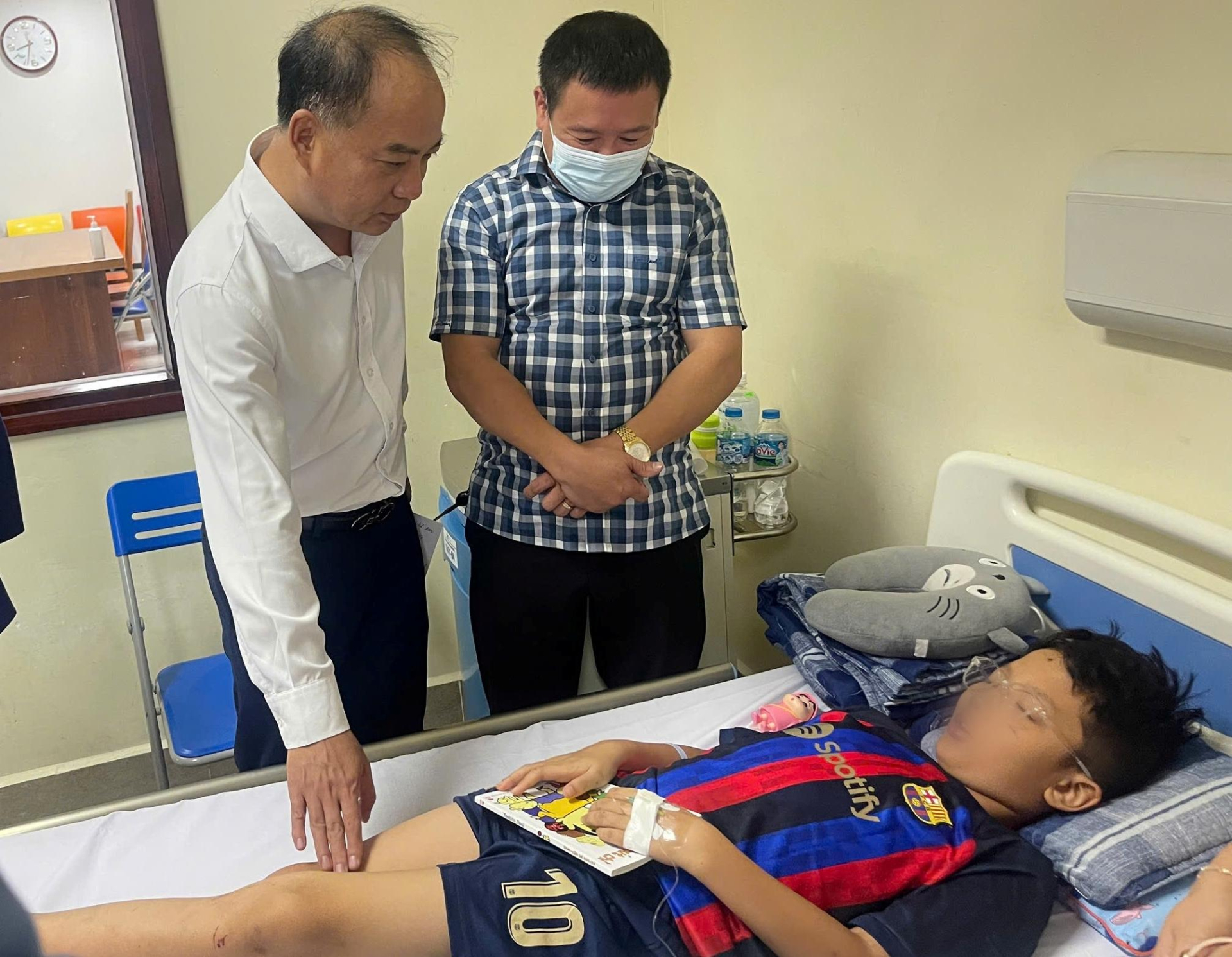 Ông Đinh Tiến Hải - Giám đốc Quỹ BTTEVN thăm hỏi và tặng quà cho cháu H.N.M – nạn nhân vụ tai nạn lật tàu du lịch Vịnh Xanh 58 xảy ra tại Vịnh Hạ Long. A1