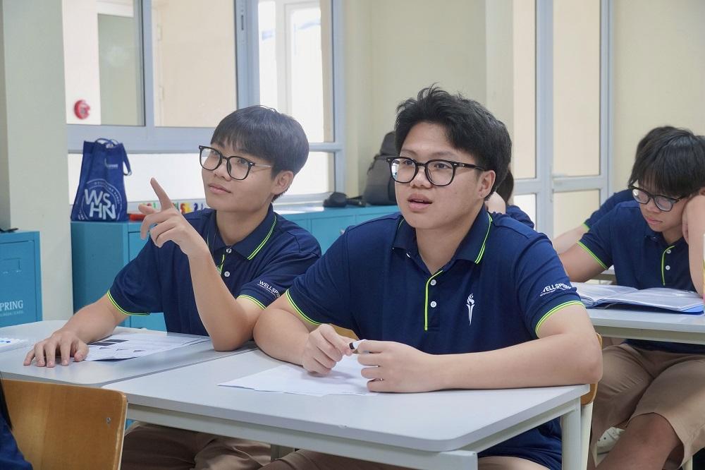 Dù đã nhận được thư mời từ trường đại học quốc tế, học sinh lớp 12 tại một trường phổ thông song ngữ vẫn tiếp tục ôn luyện cho kỳ thi THPT Quốc gia - không phải vì áp lực, mà bởi mong muốn tự hoàn thiện hành trình học tập của chính mình. HỌC SINH WELLSPRING HANOI