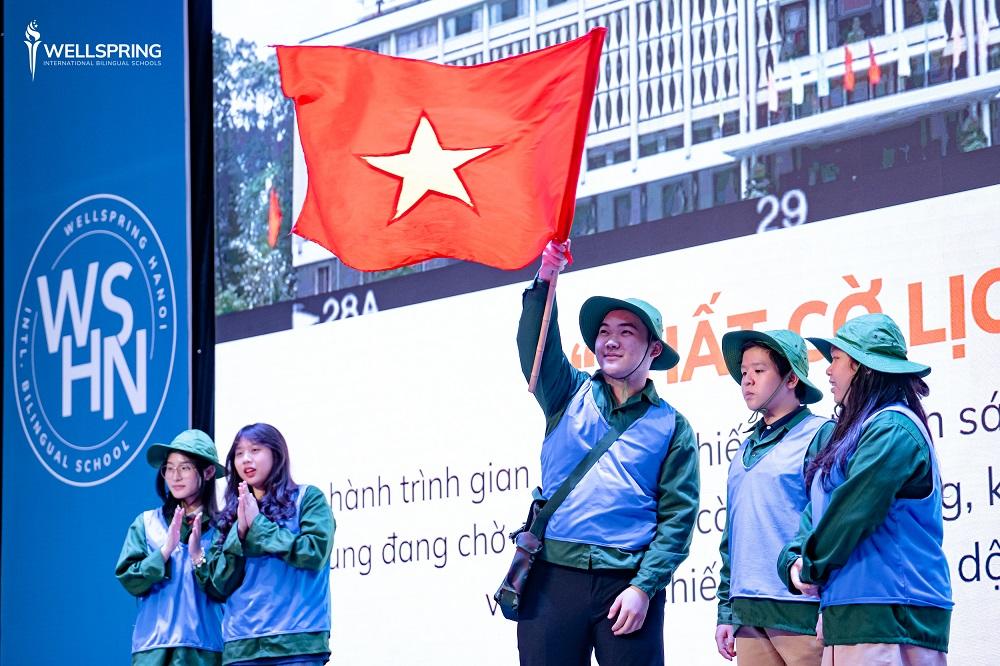 Học sinh học tập, trải nghiệm qua các dự án liên môn, gắn bó chặt chẽ với đời sống, kết hợp hài hòa giữa bản sắc dân tộc với xu hướng toàn cầu. Học sinh học tập, trải nghiệm qua các dự án liên môn, gắn bó chặt chẽ với đời sống, kết hợp hài hòa giữa bản sắc dân tộc với xu hướng toàn cầu.