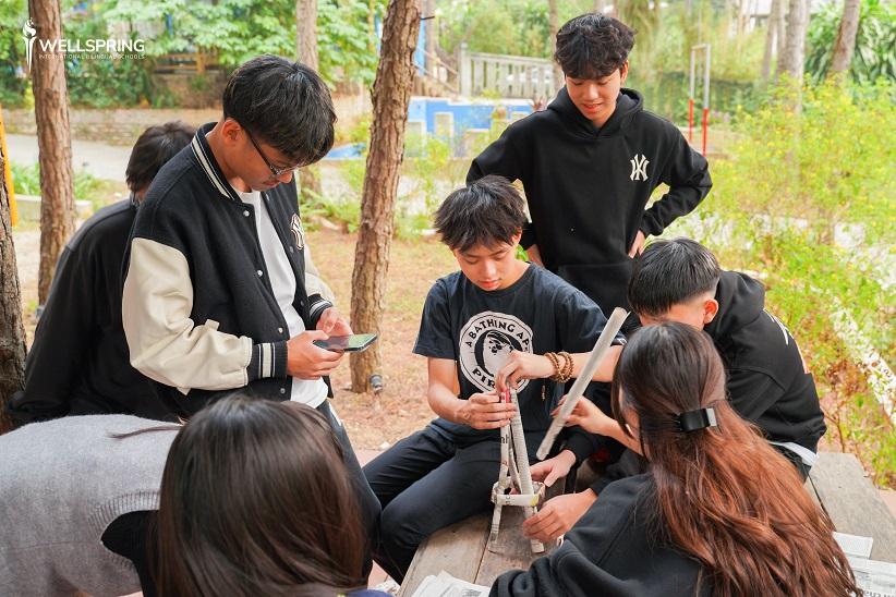 Kỹ năng xã hội, giải quyết vấn đề được rèn luyện thông qua các thử thách thực tế trong và ngoài lớp học. Kỹ năng xã hội, giải quyết vấn đề được rèn luyện thông qua các thử thách thực tế trong và ngoài lớp học.