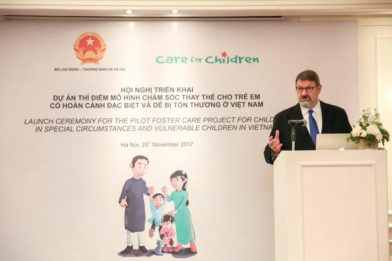 Tiến sĩ Robert Glover -  Nhà Sáng lập và Giám đốc Tổ chức Care for Children  Huân chương Vương quốc Anh (OBE)
