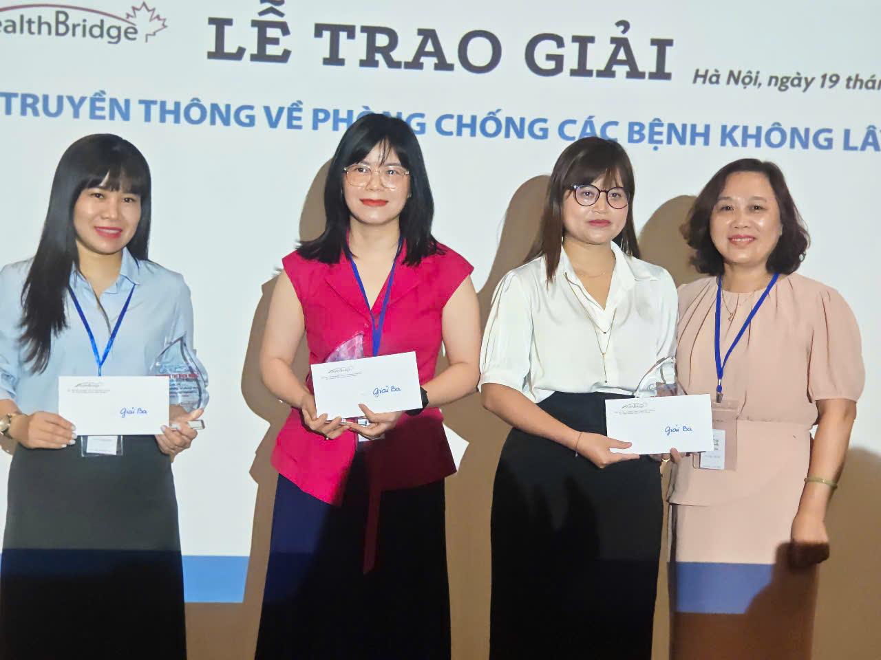 TS.BS Vũ Thị Kim Hoa - Phó Chủ tịch Hội BVQTEVN trao giải cho các tác giả đoạt giải Ba giải báo chí “Truyền thông về phòng chống bệnh không lây nhiễm”, liên quan đến rượu bia, thuốc lá và ĐUCĐ do WHO phối hợp HealthBridge Việt Nam tổ chức. anh