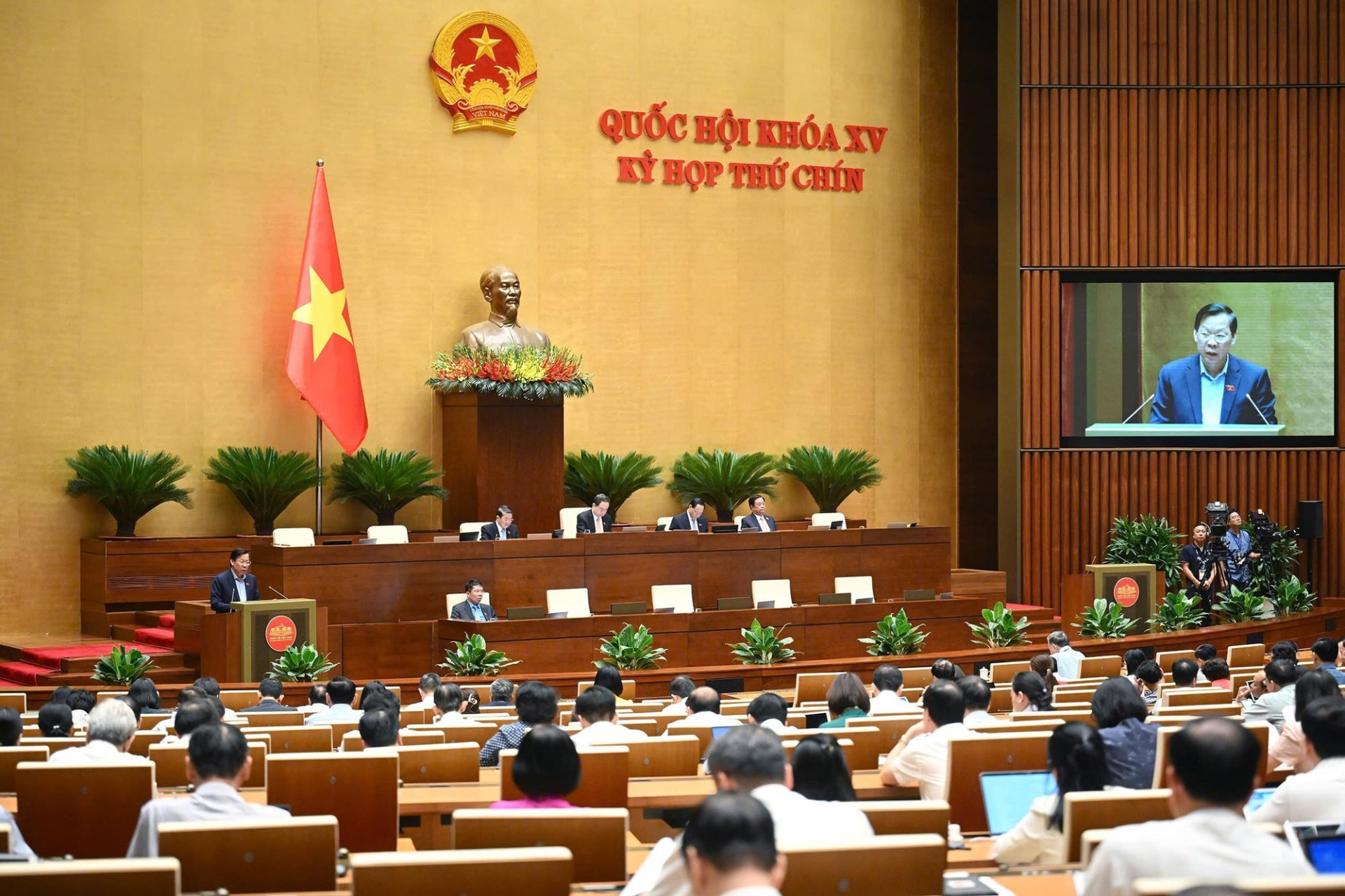 Sáng 16/6/2025, Quốc hội thông qua Luật Thuế tiêu thụ đặc biệt (sửa đổi), tăng mạnh mức áp thuế với bia, rượu, thuốc lá. Quochoi