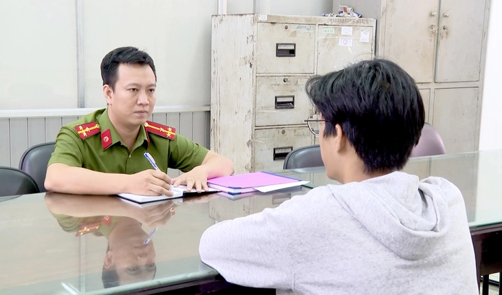 Một nạn nhân “bắt cóc online” tại cơ quan công an sau khi được Công an TP. Hồ Chí Minh giải cứu. Ảnh: CA ca