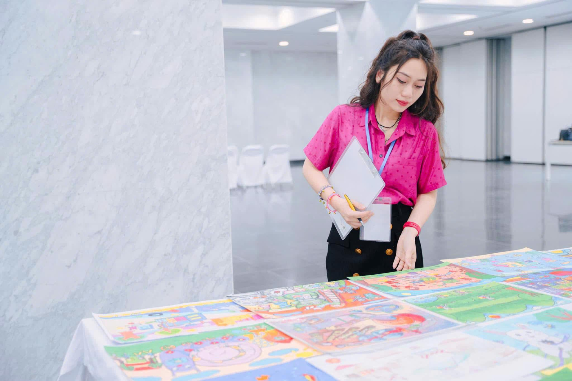 Từ những kỷ niệm bên học trò, cô Hạnh Quyên nhận ra hội họa không chỉ là đam mê, mà còn là cách chạm đến trái tim trẻ thơ.