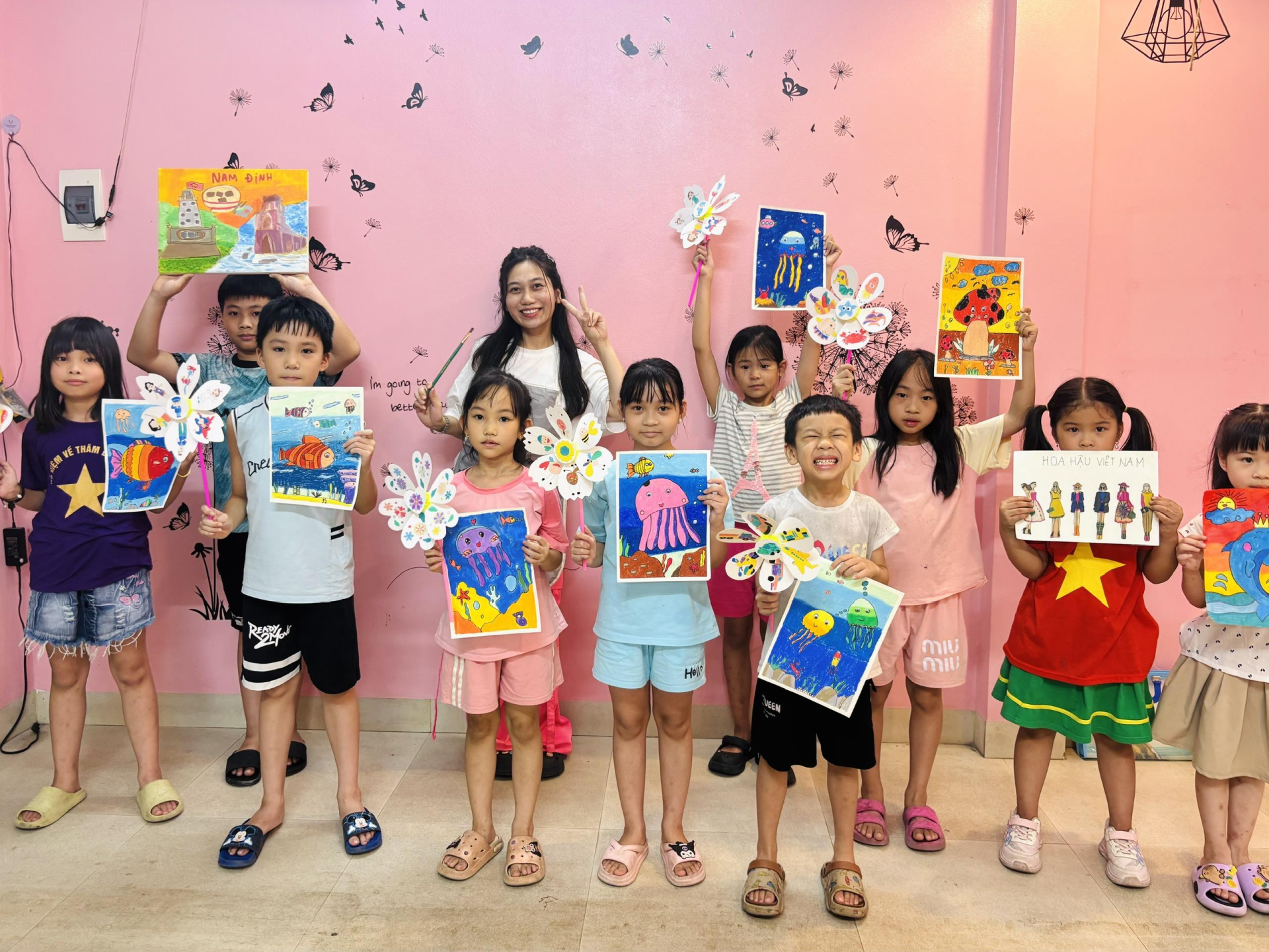 2.	Với cô Quyên, nghệ thuật là chiếc cầu giúp trẻ hòa nhập, tự tin và thể hiện chính mình.
