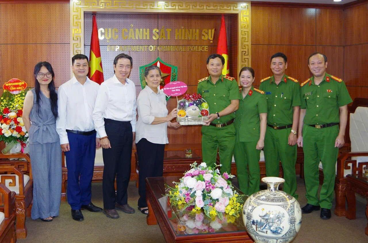 Hội Bảo vệ quyền trẻ em Việt Nam đã đến thăm, chúc mừng Bộ Công an và Cục Cảnh sát hình sự.