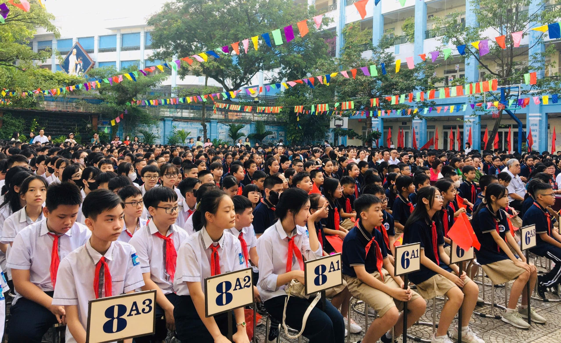 Đồng phục là nét đặc trưng của học đường, thể hiện sự nghiêm túc và bình đẳng trong môi trường giáo dục. 1