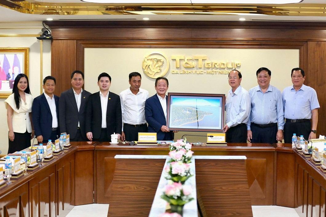 Lãnh đạo tỉnh Cà Mau tặng quà cho lãnh đạo Tập đoàn T&T Group tại buổi làm việc. nh 1