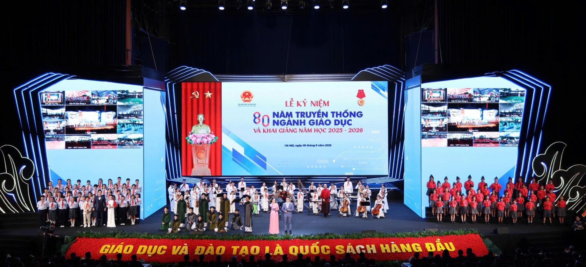 Biểu diễn văn nghệ chào mừng khai giảng năm học mới 2025 – 2026 và kỷ niệm 80 năm truyền thống ngành Giáo dục - Ảnh: VGP khaigiang