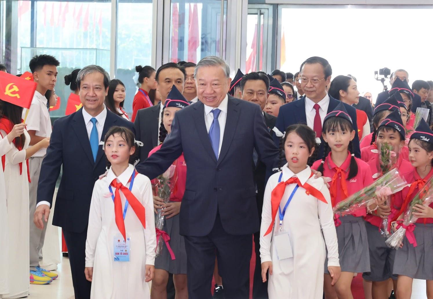 Tổng Bí thư Tô Lâm cùng các đồng chí lãnh đạo Bộ Giáo dục và Đào tạo và các em học sinh dự lễ khai giảng - Ảnh: VGP khaigiang4