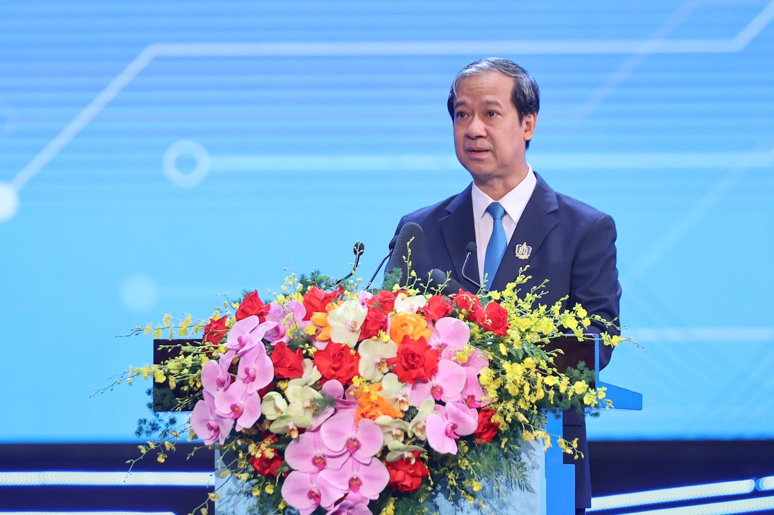 Bộ trưởng Bộ Giáo dục và Đào tạo Nguyễn Kim Sơn trình bày diễn văn kỷ niệm 80 năm truyền thống ngành Giáo dục và khai giảng năm học 2025-2026. khaigiang5
