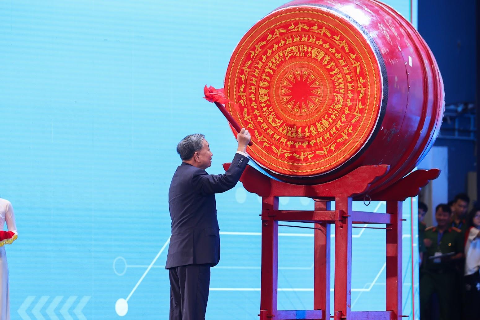 Tổng Bí thư Tô Lâm đánh trống khai giảng năm học 2025-2026 - Ảnh: VGP khaigiang7