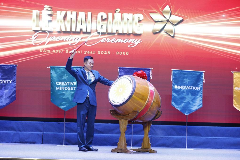 Lễ khai giảng trang trọng tại Wellspring. Lễ khai giảng trang trọng tại Wellspring.