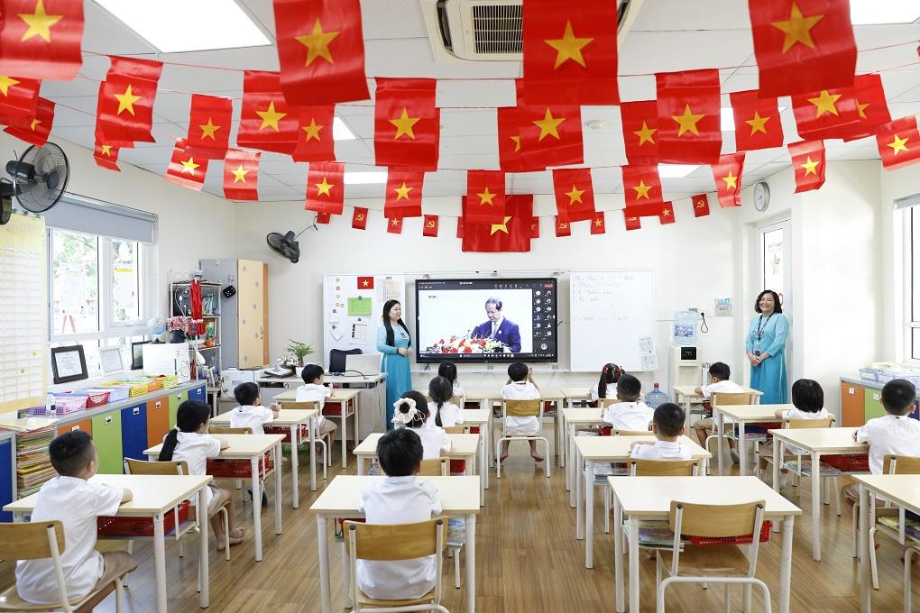 Wellspring tổ chức phát livestream trực tiếp tại 100% lớp học qua Microsoft Teams bản quyền. Wellspring tổ chức phát livestream trực tiếp tại 100% lớp học qua Microsoft Teams bản quyền
