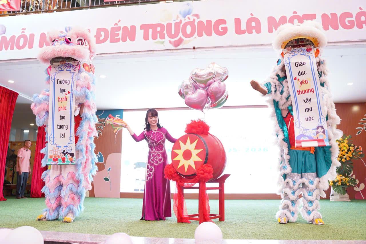 Nhà giáo Trần Thị Thanh Huyền – Hiệu trưởng Trường Mầm non Bình Minh (phường Tây Hồ, TP. Hà Nội) đánh trống khai giảng năm học mới. Nhà giáo Trần Thị Thanh Huyền – Hiệu trưởng Trường Mầm non Bình Minh (phường Tây Hồ, TP. Hà Nội)