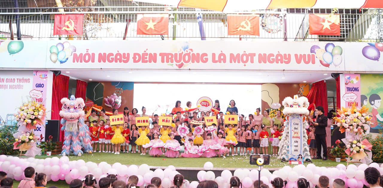 Cô và trò Trường Mầm non Bình Minh hân hoan chào mừng năm học mới. Cô và trò Trường Mầm non Bình Minh hân hoan chào mừng năm học mới.