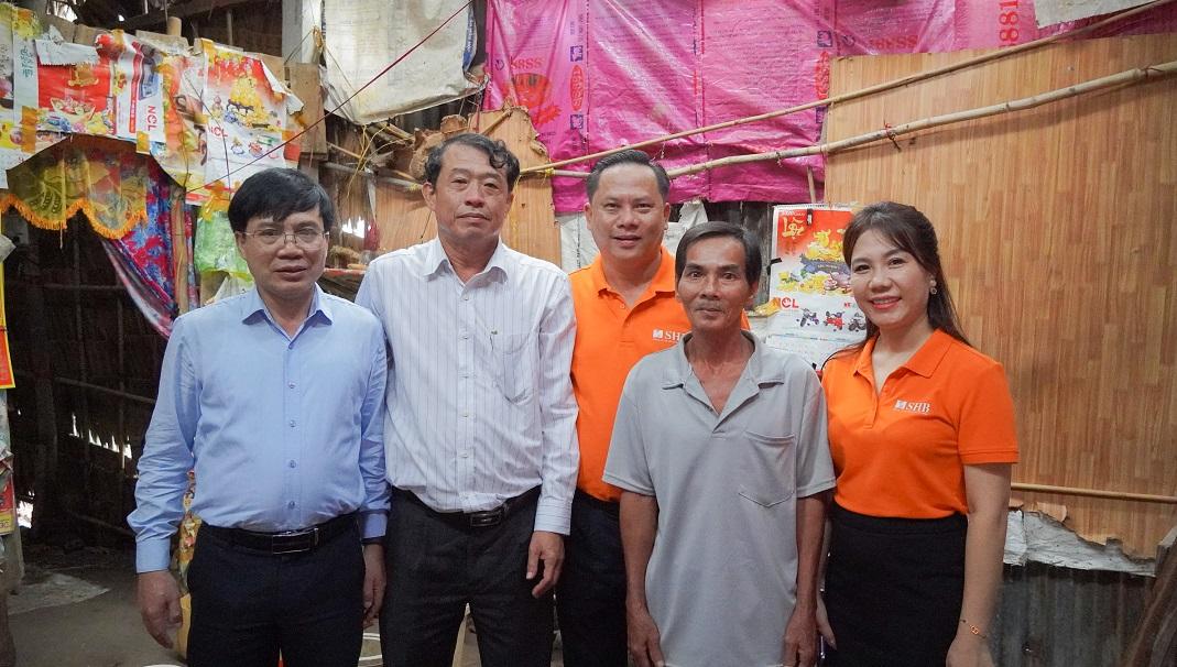 Đại diện SHB đến thăm hỏi, động viên người dân gặp khó khăn về nhà ở tại tỉnh Sóc Trăng (nay là TP Cần Thơ)
