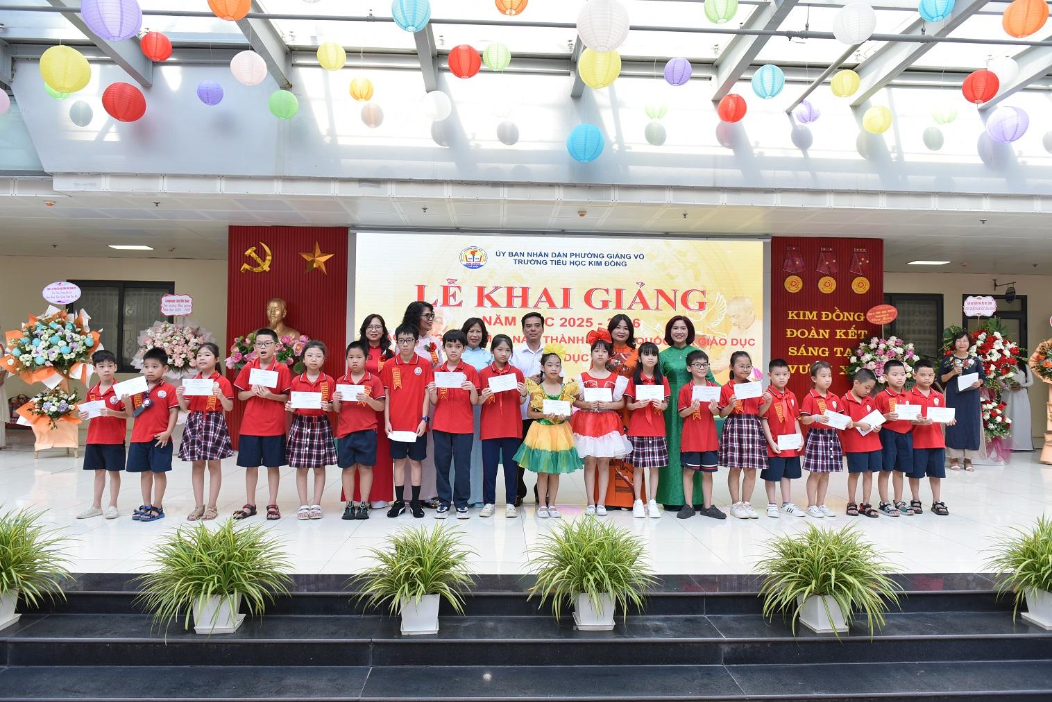 Lãnh đạo Trường Tiểu học Kim Đồng trao tặng phần thưởng cho học sinh nhân dịp khai giảng năm học mới. Lãnh đạo Trường Tiểu học Kim Đồng trao tặng phần thưởng cho học sinh nhân dịp khai giảng năm học mới