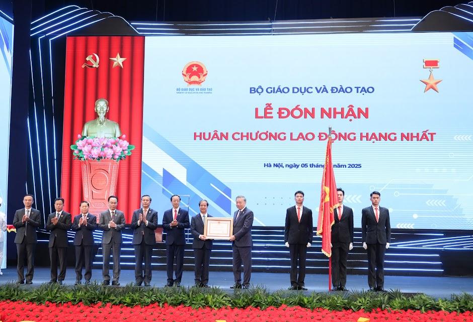 Tổng Bí thư Tô Lâm trao Huân chương Lao động hạng Nhất tặng Bộ Giáo dục và Đào tạo. IMG_6682