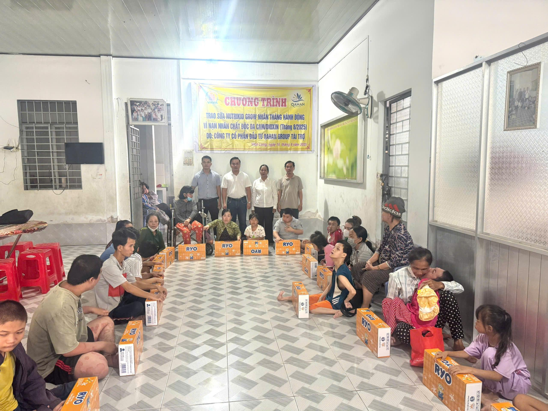 Hội Bảo vệ Quyền trẻ em Việt Nam vận động trao tặng 250 thùng sữa tại tỉnh Vĩnh Long. z6980763003653_59d3ed4966z6980763003653_59d3ed4966