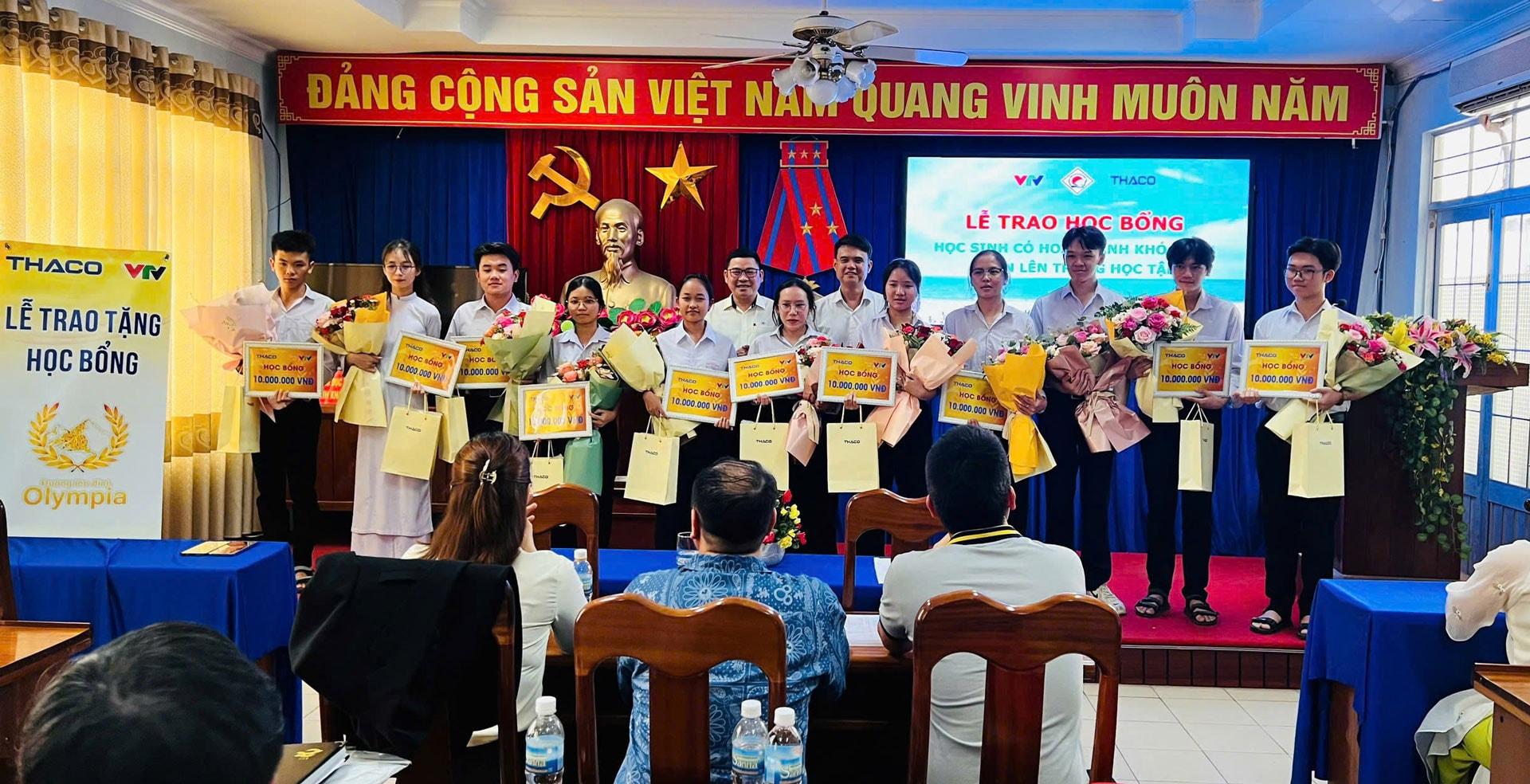 10 học sinh thuộc các trường THPT tỉnh Khánh Hòa nhận học bổng Đường lên đỉnh Olympia Quý III/2025. 1