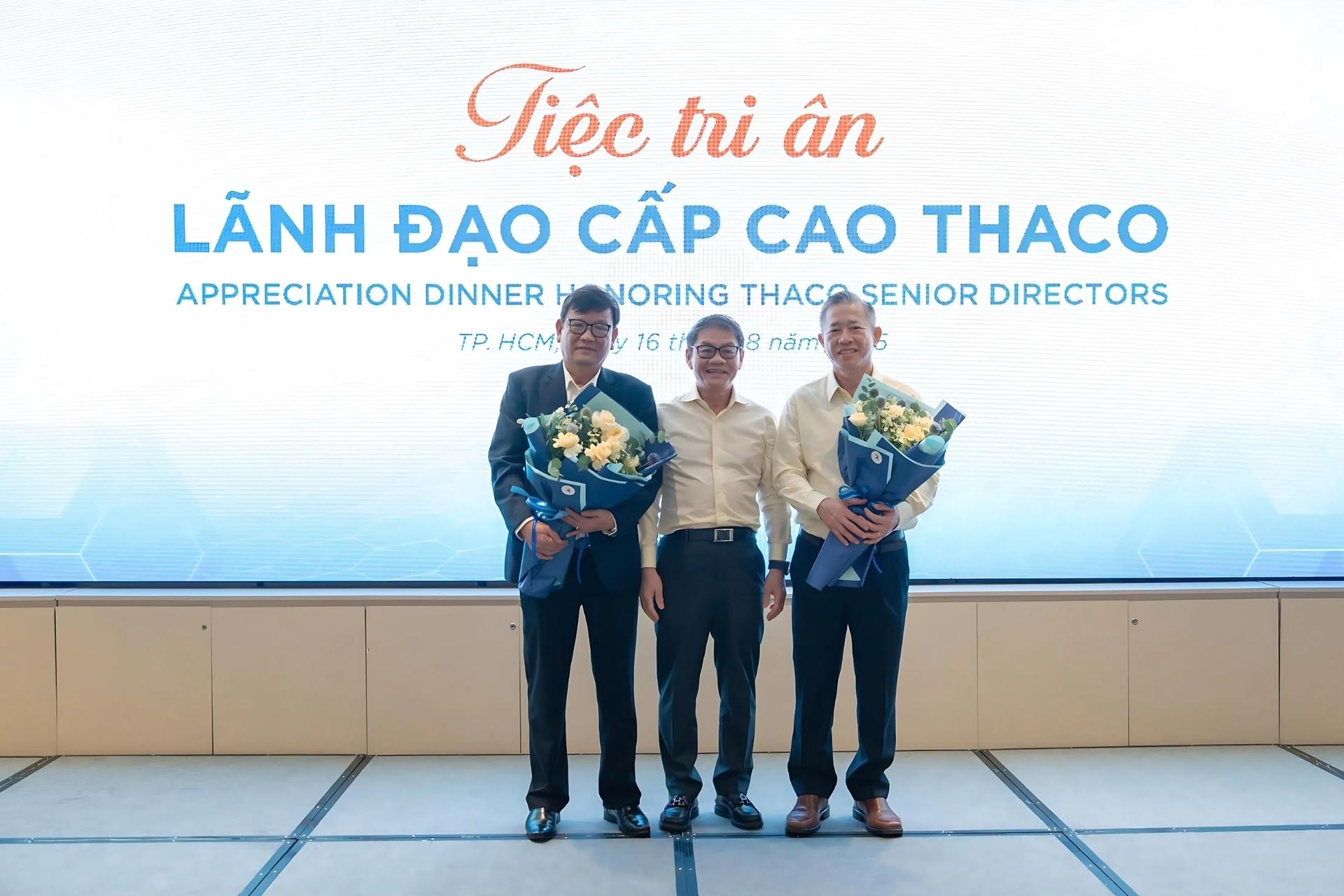 Chủ tịch HĐQT THACO Trần Bá Dương trao hoa tri ân Tổng Giám đốc THACO Phạm Văn Tài và Giám đốc cao cấp phụ trách VHTT Nguyễn Một. 1