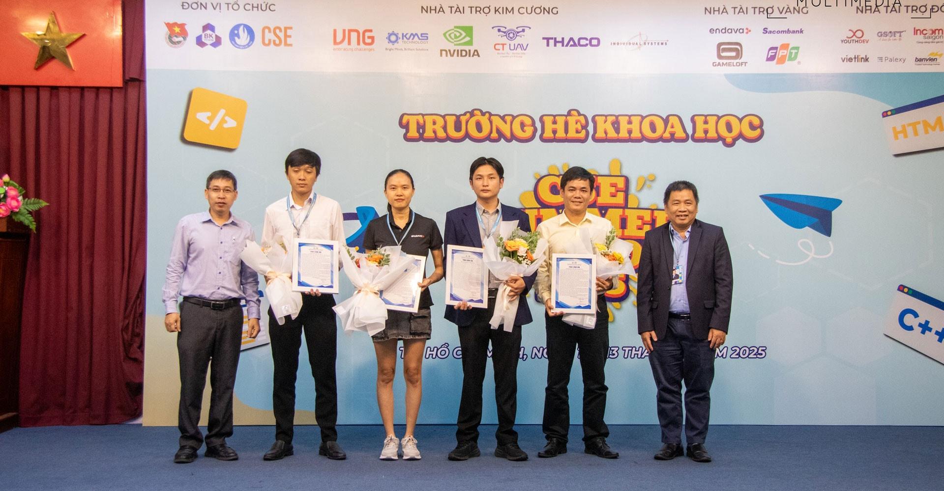 Đại diện THACO (thứ 2, từ phải sang) nhận hoa và thư cảm ơn từ chương trình. 2