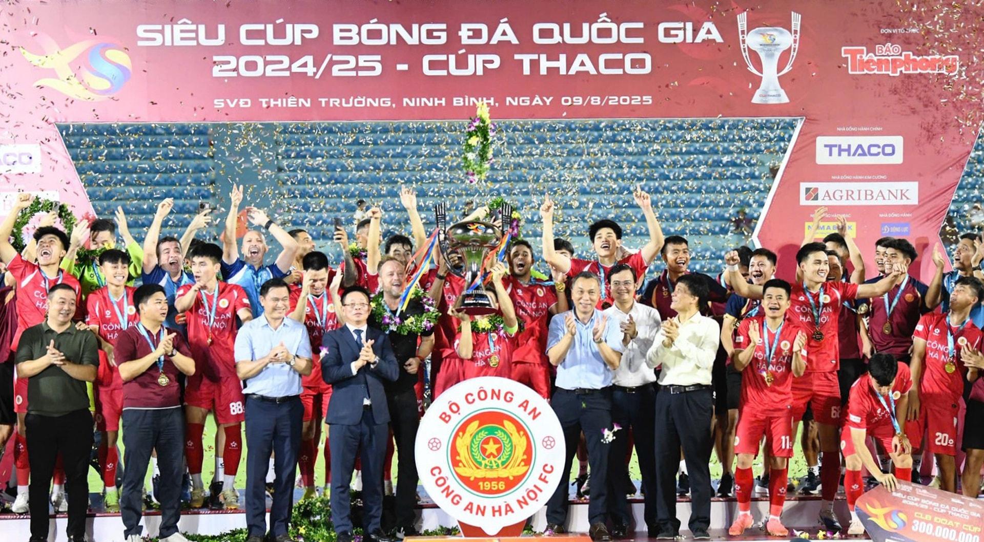 CLB Công an Hà Nội nâng cúp ăn mừng chiến thắng. 2