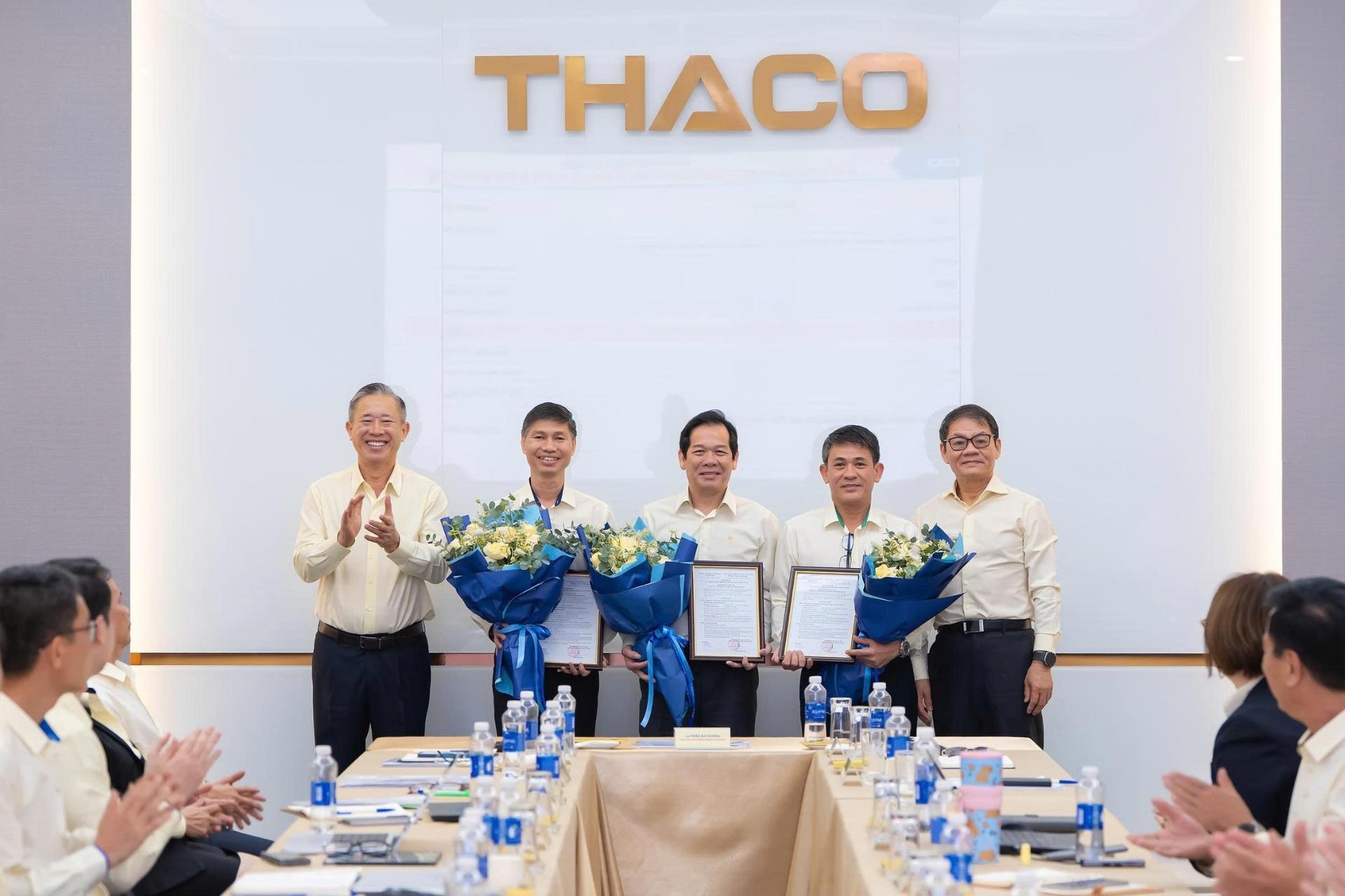Ban lãnh đạo THACO trao quyết định và tặng hoa chúc mừng 3 Phó Tổng Giám đốc mới tại cuộc họp sáng ngày 16/8. 2