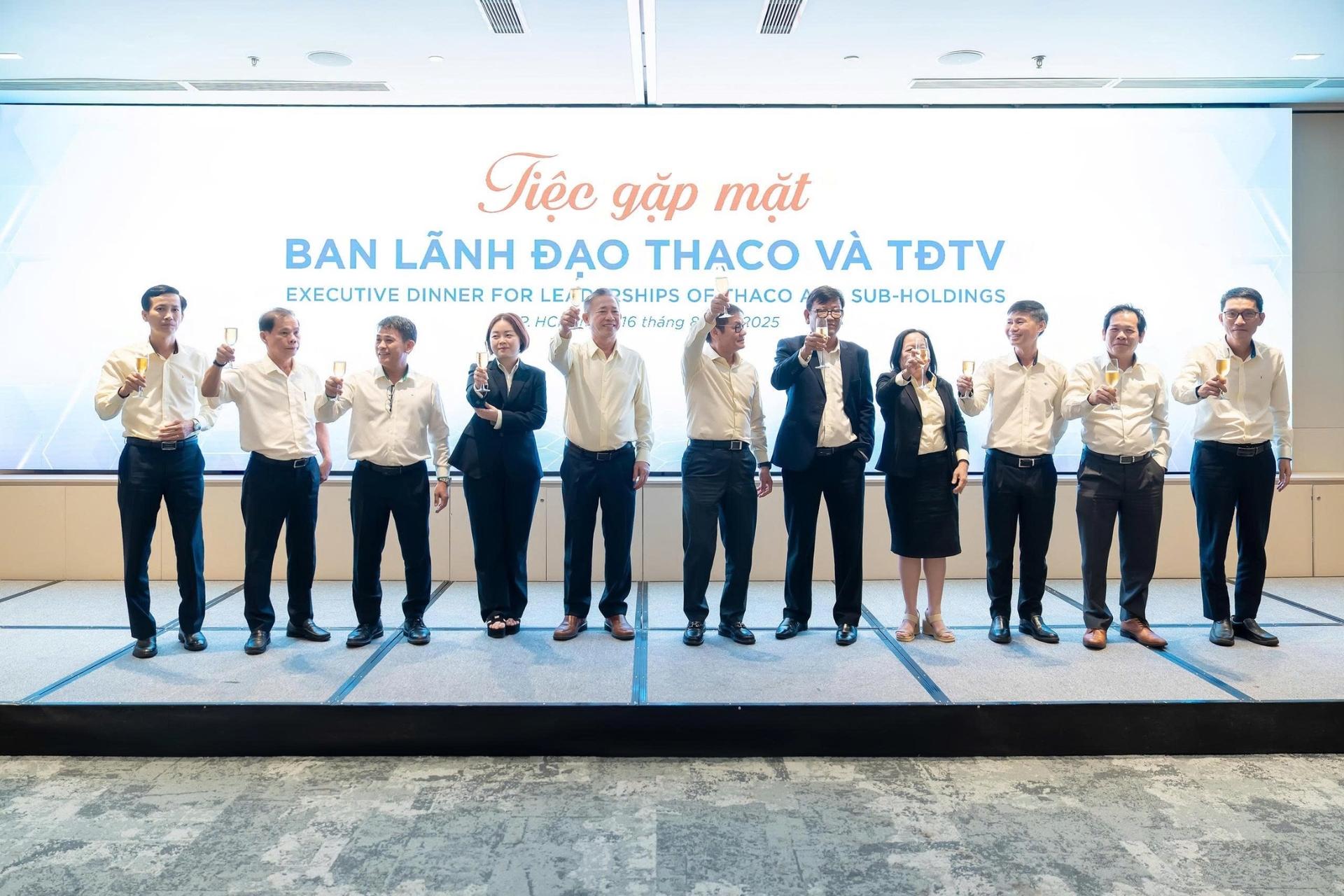 Ban lãnh đạo THACO và lãnh đạo các Tập đoàn thành viên nâng ly tại tiệc gặp mặt tối ngày 16/8. 3
